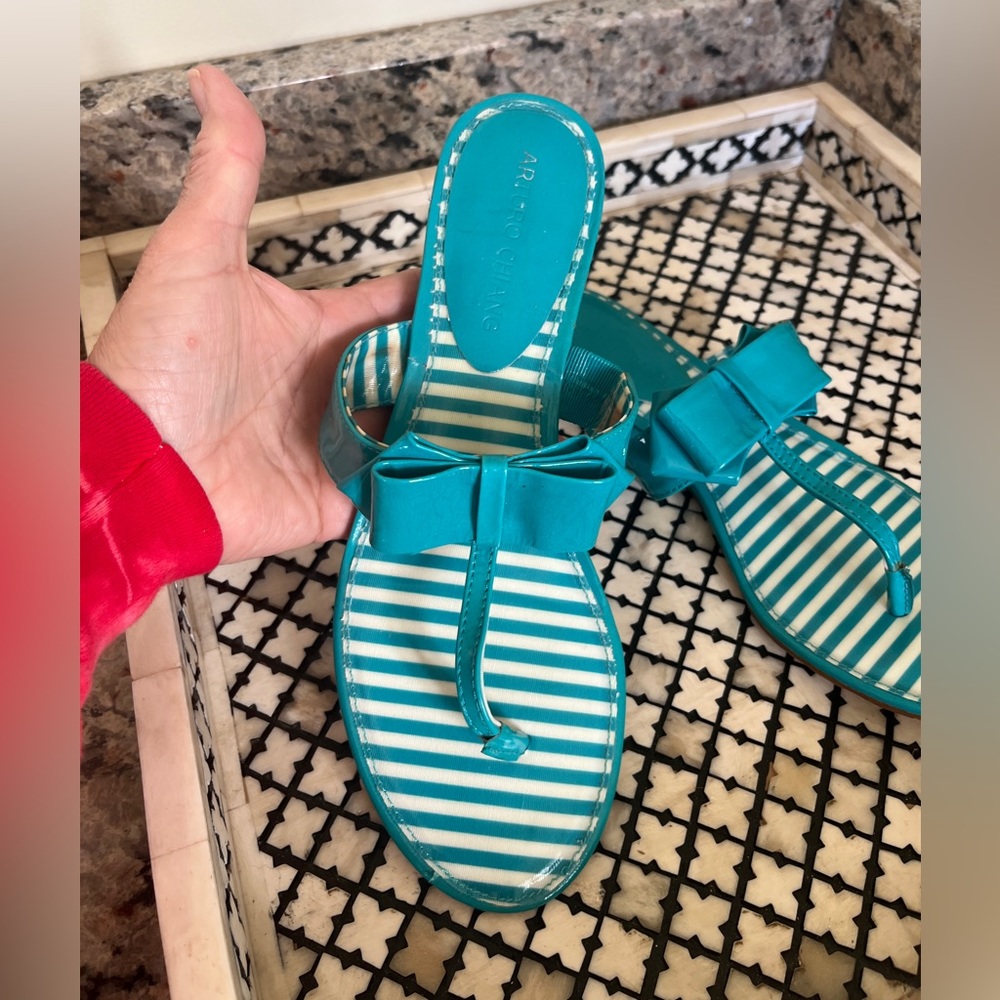 Arturo Chiang NWOT Thong Patent Leather Blue Green Striped Sandals